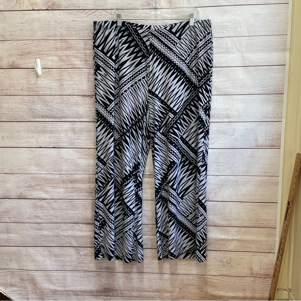 CHICOS WIDE LEG PANTS IN‎ BLACK AND WHITE GEOMETRIC PRINT